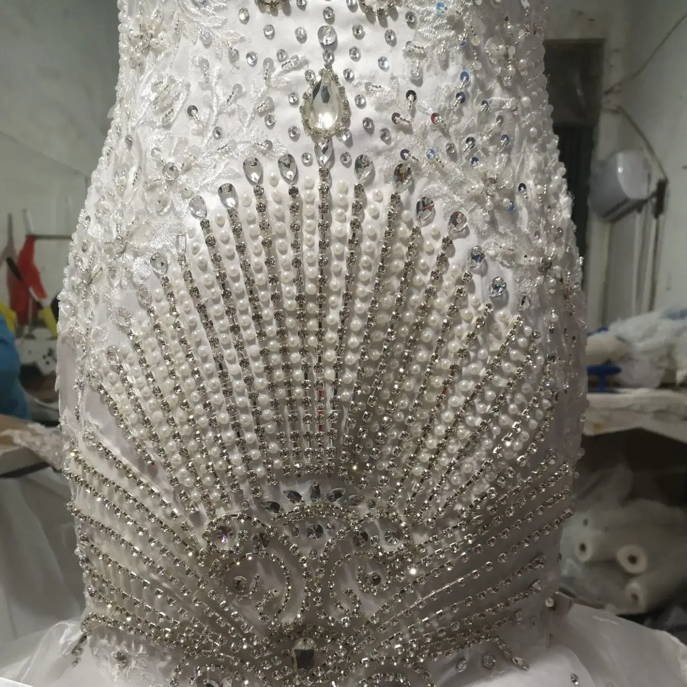 Abiti da sposa a sirena africana araba di lusso personalizzati con scollo a V e strass di cristallo senza schienale Abiti da festa Abito da sposa