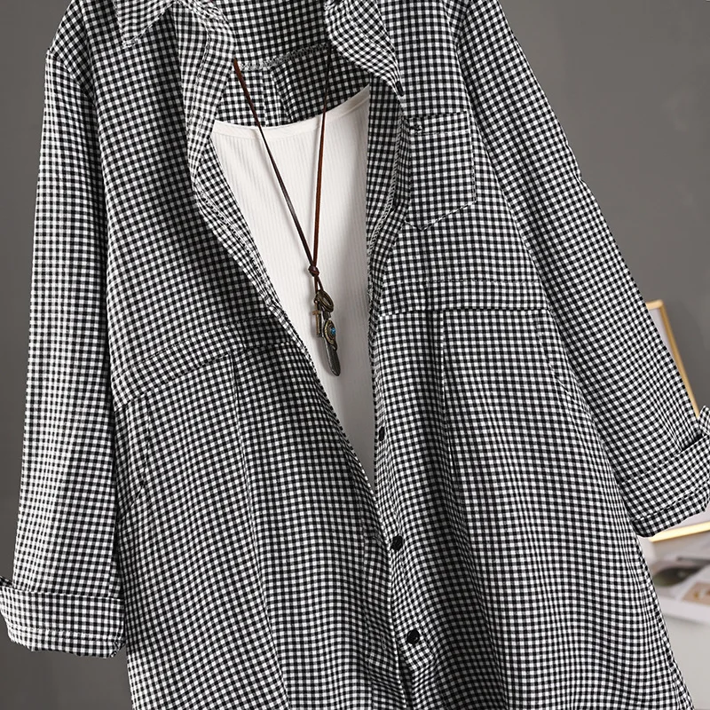 Modna i elegancka koszula damska z wzorem w kratkę i efektem wyszczuplającym, idealna na wiosnę i lato