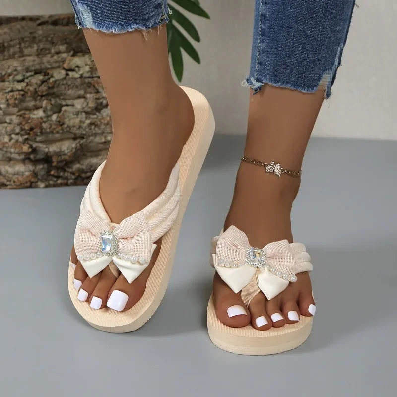 Chinelos com flor e decoração de laço para mulheres, chinelos rasos casuais, sapatos de praia ao ar livre, chinelos novos de verão