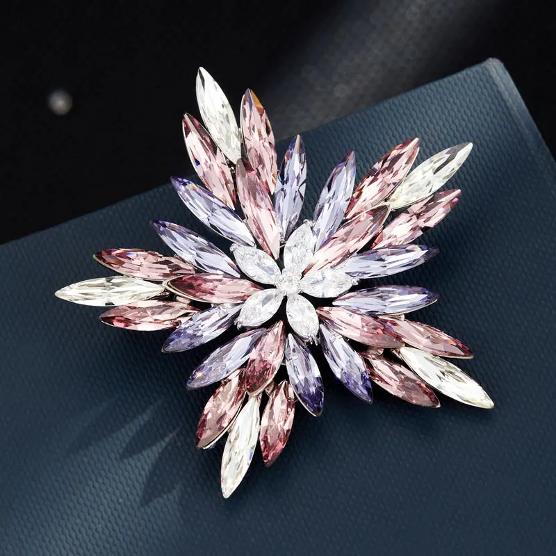 

Роскошные и высококачественные объемные броши-цветы для женщин: модный, элегантный аксессуар-булавка с градиентными кристаллами