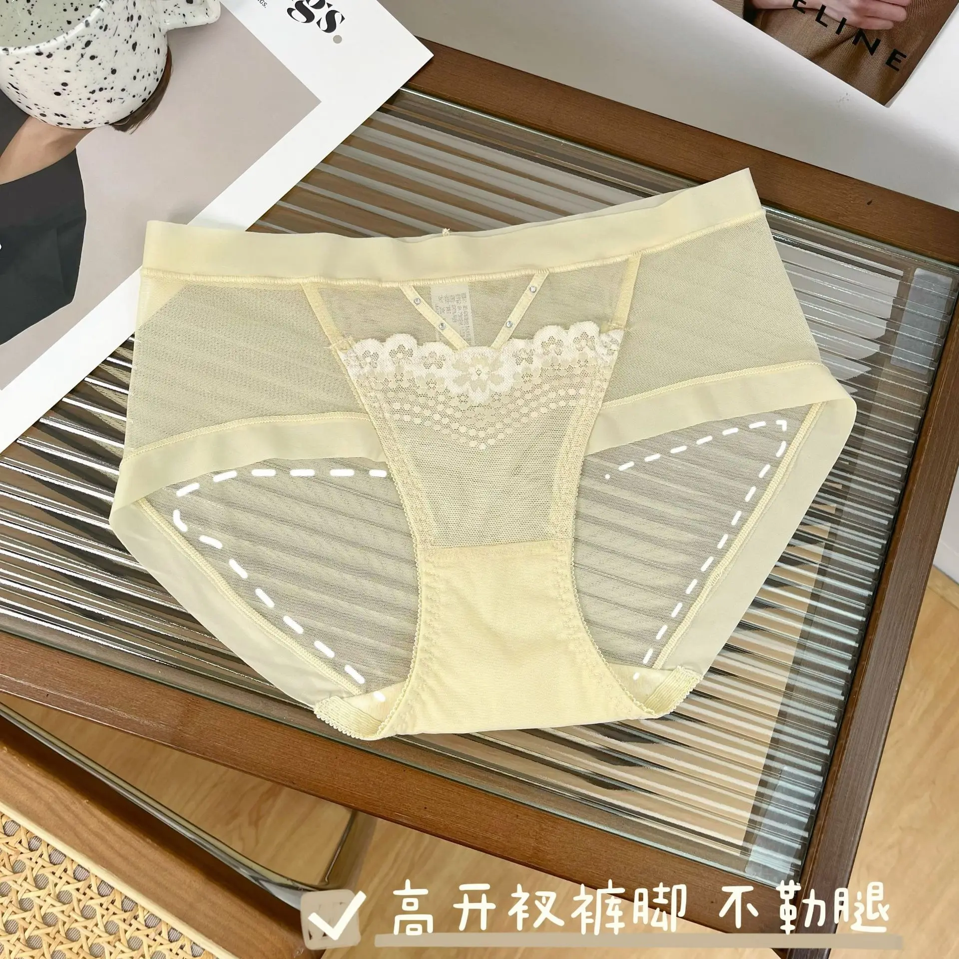 2023 New Light Luxury Romantic Lace Soft Mesh Mid Waist Bag Hip Skincare Free Breathable Thin Triangle Underpants WOMEN Panties