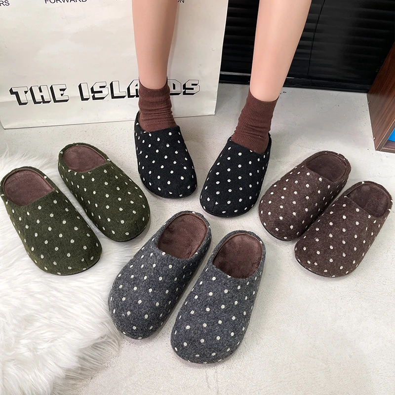 Pantuflas de casa cálidas y forradas de piel sintética con lunares para mujer, ideales para el invierno. Diseño sencillo con puntera cubierta, cómodas, con forro polar y suela gruesa, fáciles de poner.
