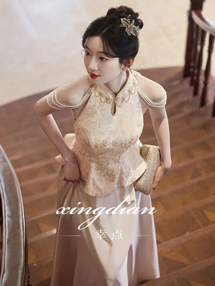 Um novo estilo de luxo leve e nicho de estilo chinês brincando vestido de manhã com sensação cheongsam