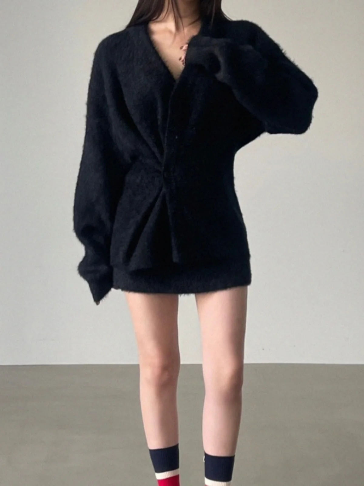 طقم شتوي كوري مكون من قطعتين، كارديجان محبوك برقبة على شكل حرف V بزر واحد وتنورة نصفية من فرو المنك الصناعي بأكمام طويلة وأزر... #3