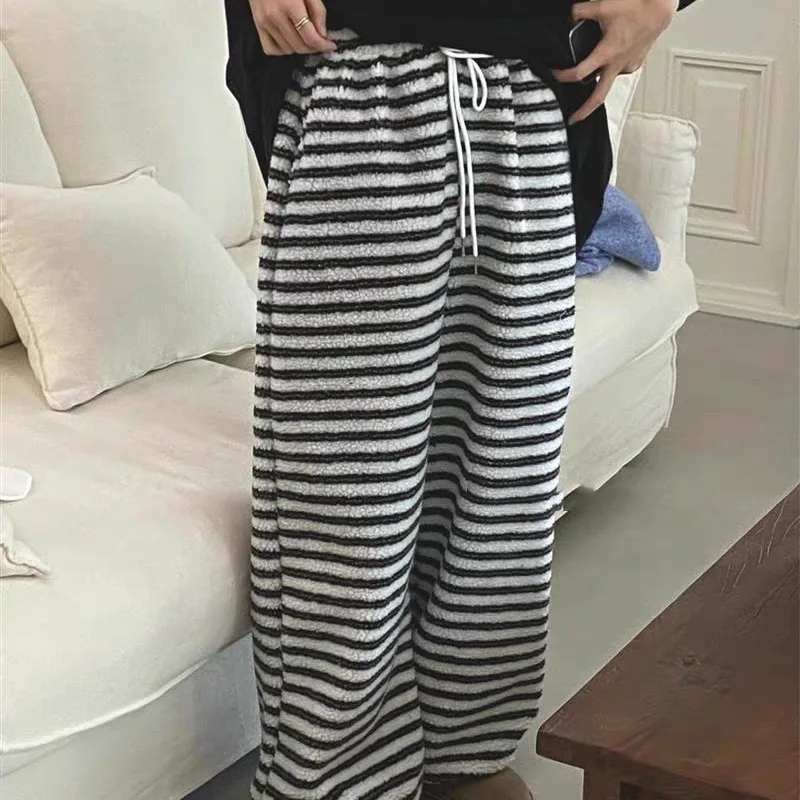 Eleganckie spodnie damskie w stylu vintage z prostymi nogawkami, długie spodnie z mankietami, modne spodnie bawełniane dla młodych kobiet.