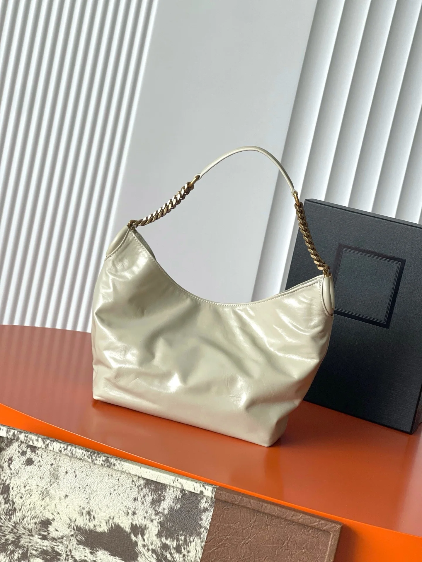 2026 Autumn's New Large-Capacity Commuter Bag  Stylish And Versatile Handbag/Shoulder Bag Suitable For Underarm Carrying.