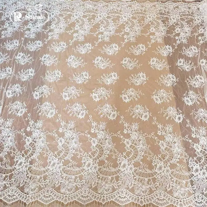 3 Meter. Handgefertigter Spitzenstoff mit Bordürenstickerei, verwendet für die Herstellung von Brautkleidern. – Detail 7