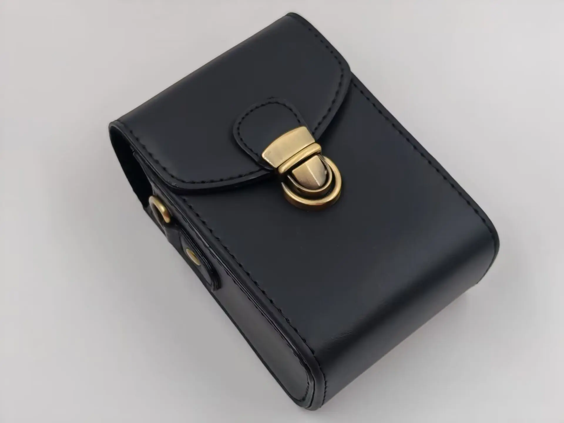 عالمي لسوني، كانون، ريكو، باناسونيك، فوجي، كاسيو، نيكون، سامسونج وكاميرات البطاقات الأخرى.