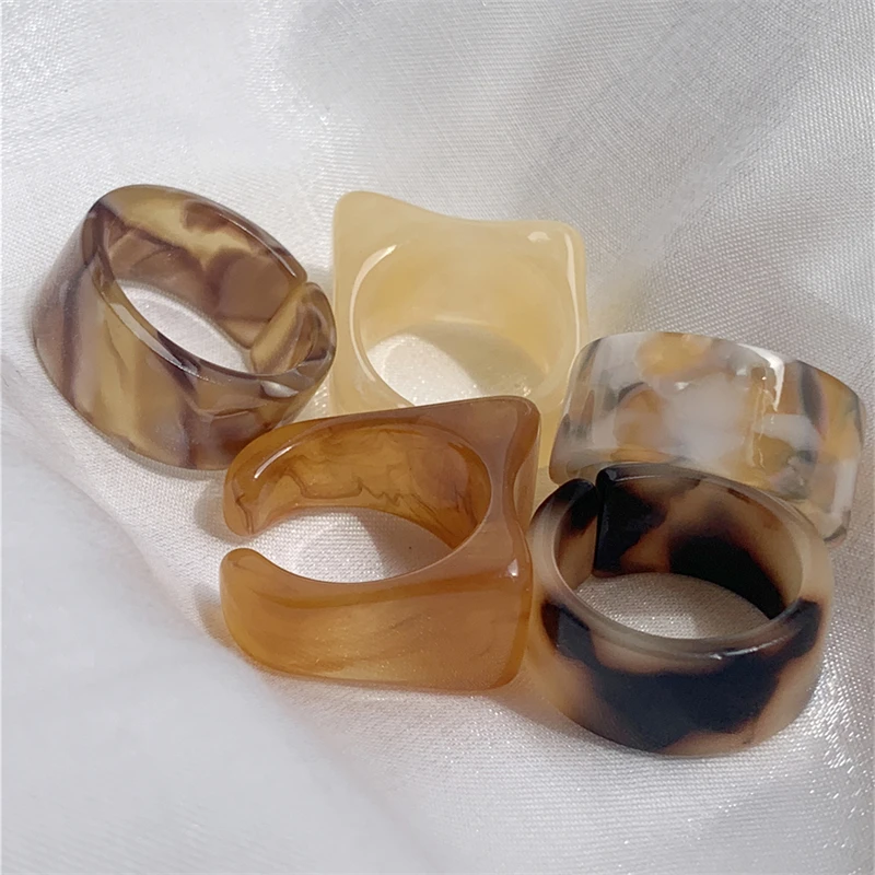 5-piece set of Bohemian acrylic resin ring set for women, elegant, fashionable, personalized, and elegant. The design of the hal