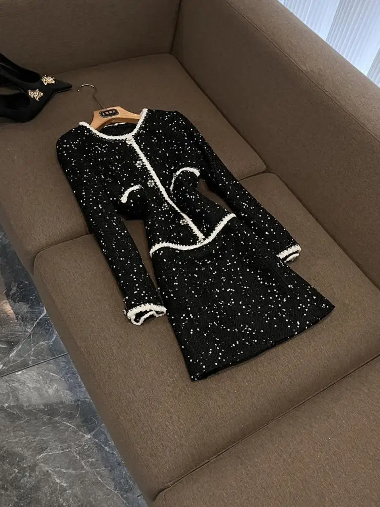 

Зима 2025: Роскошное женское трикотажное платье миди А-силуэта с блестками и тяжелой вышивкой, на одной пуговице, для повседневной носки