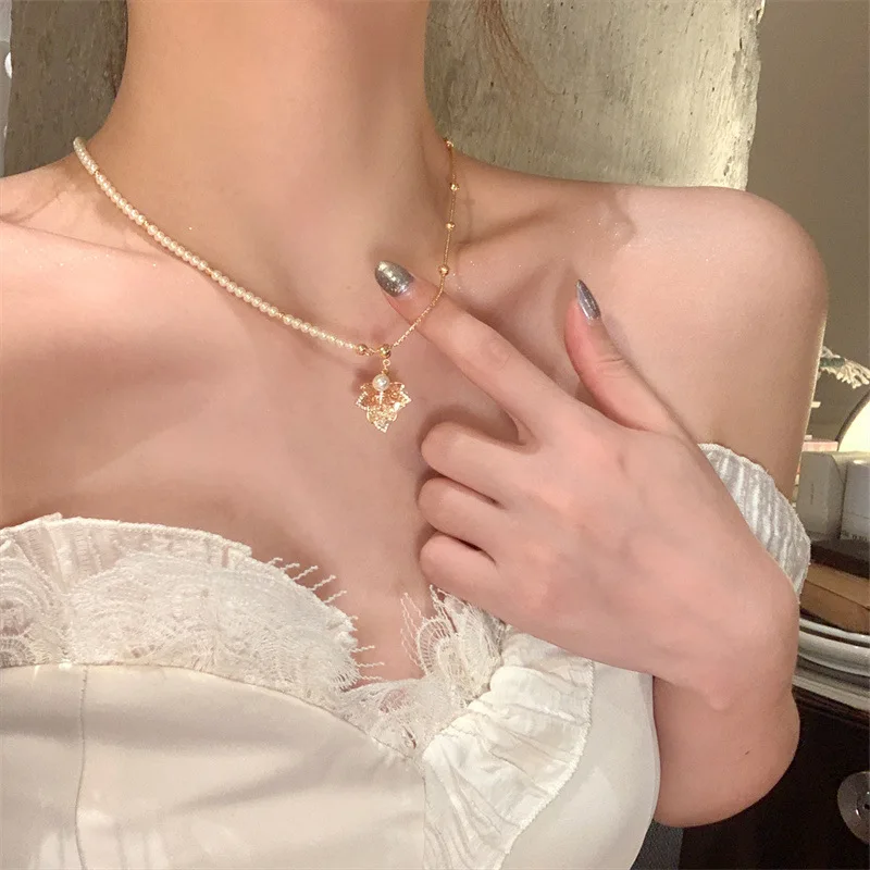 Light luxury retro gradual change maple leaf pendant necklace women's personality niche high-end sweater chain new Chinese fashi