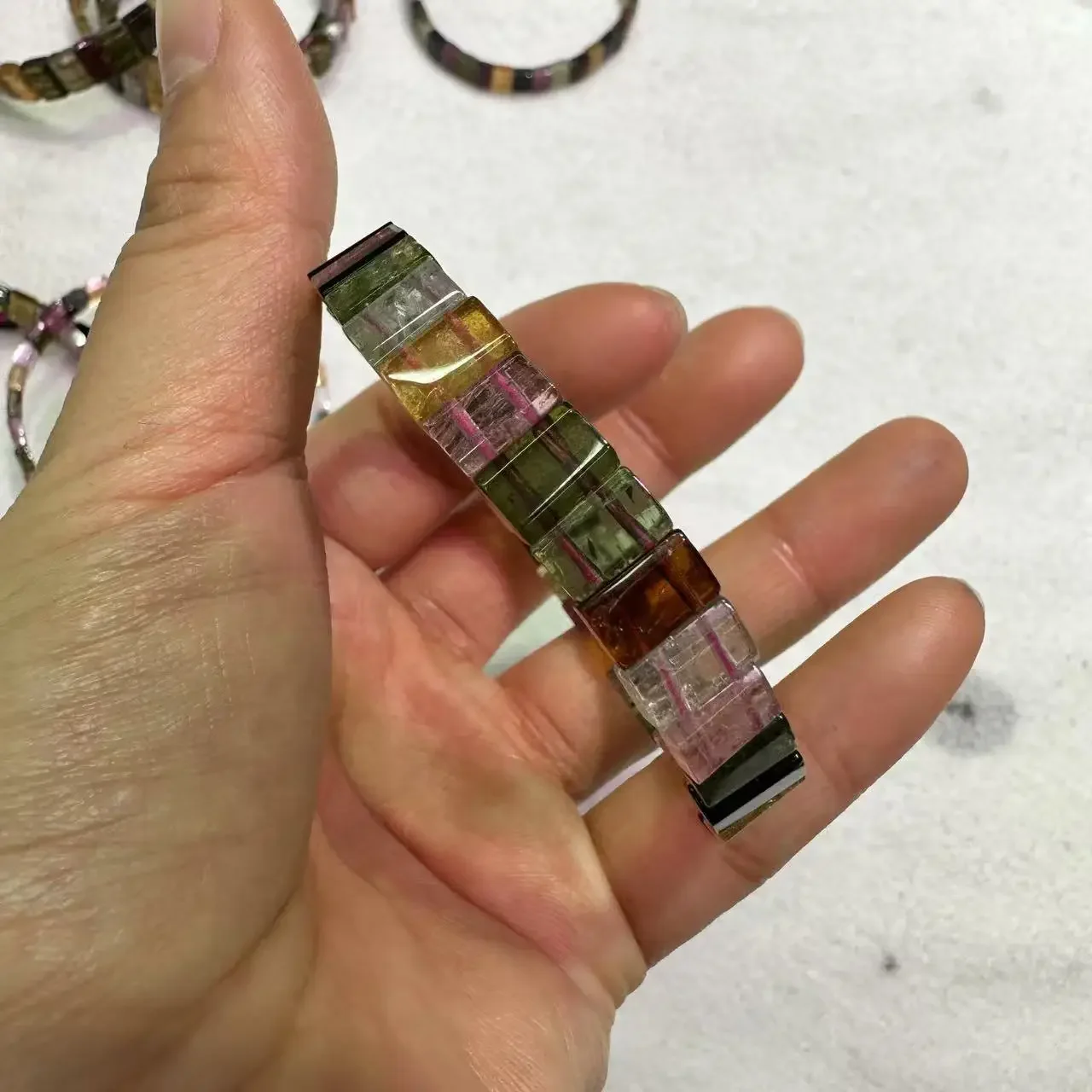 حجر الطاقة التورمالين الطبيعي الخرز سوار نوعية جيدة الأحجار الكريمة الإسورة للنساء اليدوية هدية عيد الحب بالجملة