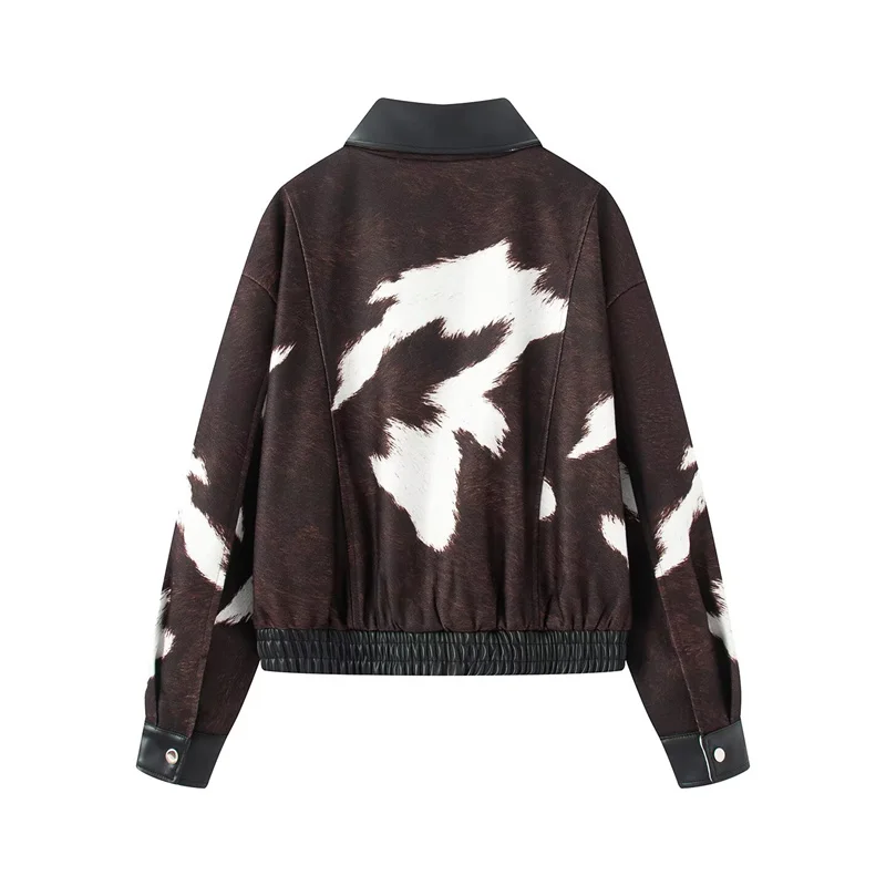 سترة نسائية 2025 خريف نمط جديد أحمر-بني البقرة نمط تقسم فو الجلود سترة قصيرة عصرية وأنيقة