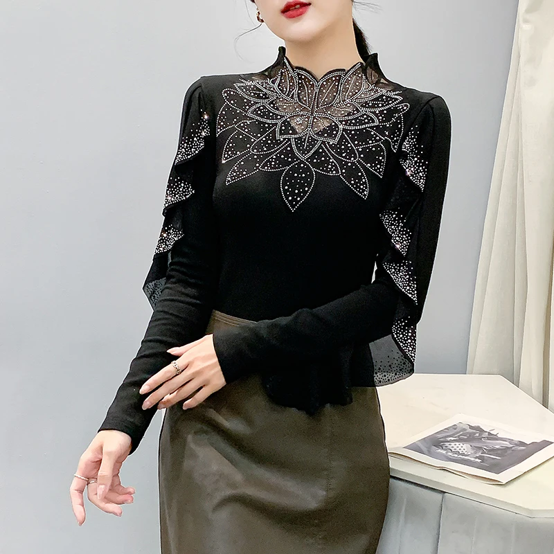 Estación europea Otoño Invierno nueva camiseta de cuello alto para mujer encaje ahuecado camisa de diamante moda manga larga volantes Tops