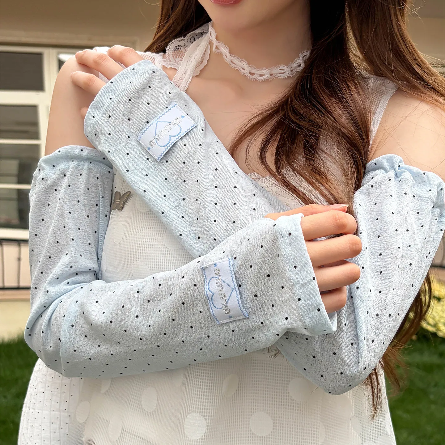 Fresh Blue Polka-dot Ice-silk Sun-protection Arm Sleeves Lightweight Breathable Summer Sleeves Ideal for Driving and Cyclin