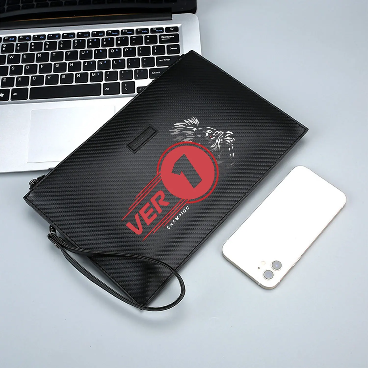 Голова льва с графическим номером и кругом. Элегантная мужская сумка из искусственной кожи с принтом. Модная и практичная для повседневной носки.