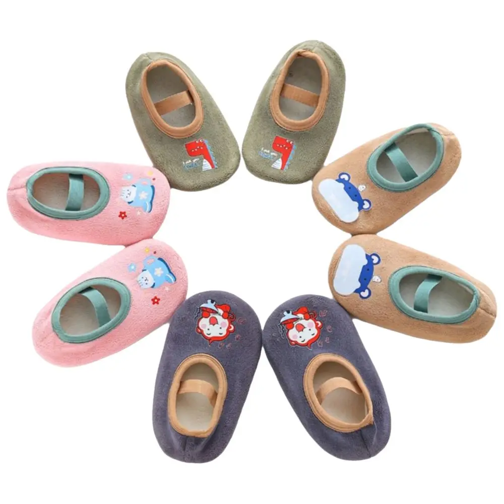 Gumowe skarpetki dla niemowląt z ciepłą wkładką, wzór z kreskówką, miękkie buciki na podeszwie, antypoślizgowe, lekkie trampki dla niemowląt do nauki chodzenia.