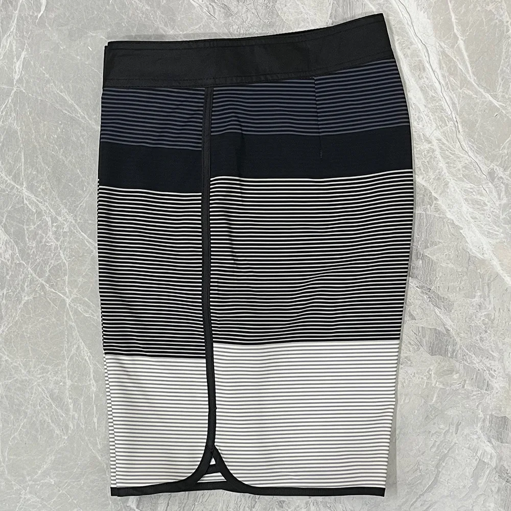 2025 Nuevos pantalones de playa elásticos antisalpicaduras de cuatro lados para hombre, pantalones cortos deportivos de surf sin logotipo con tablero ligero