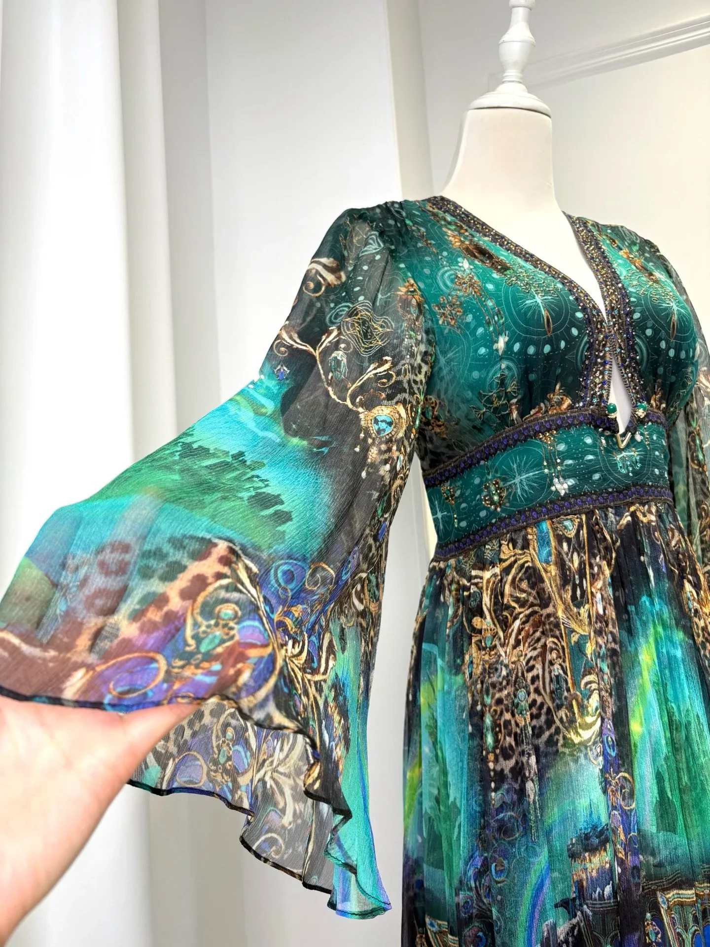 المرأة الخامس الرقبة كريستال مطرز الأخضر الطاووس طباعة الجنية نمط 100٪ فستان طويل الحرير