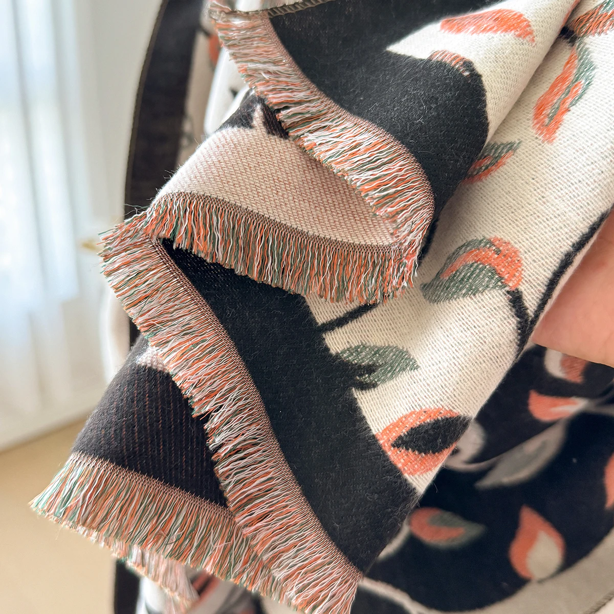 Brand Fashion Damen-Winterschal aus Kaschmir – Vintage-Ölgemälde mit Blattmuster, Quasten-Pashmina, dicker Wickel- und Echarpe-Poncho – Detail 7