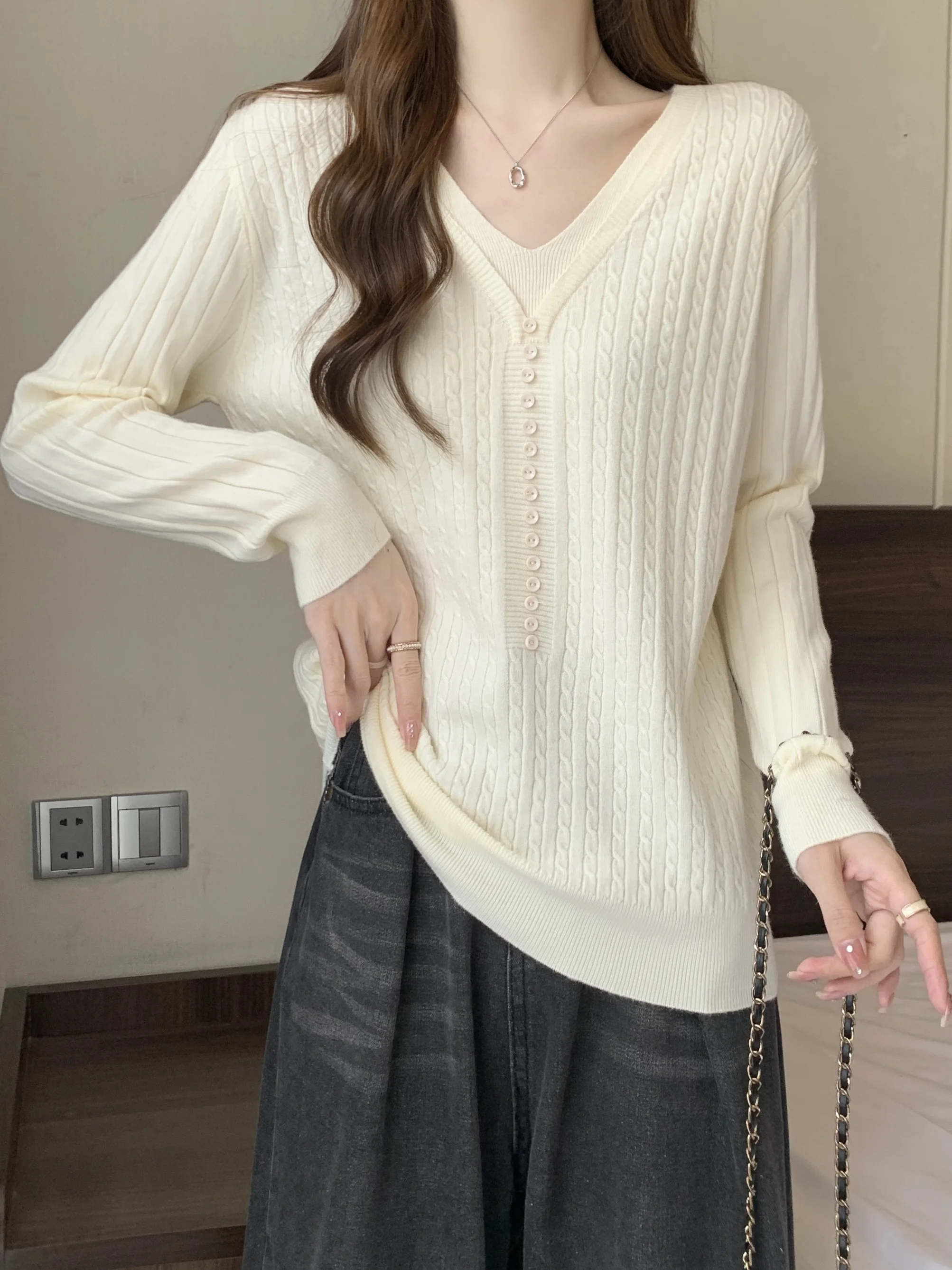 

Spring 2026 plus Size Women's Slimming V-Neck Knitwear Top White Base Layer Shirt Korean Style Loose Fit Long Sleeve Knitted ...
