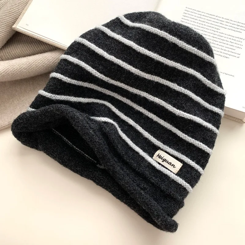 Japanische Retro-Streifenmütze mit Buchstaben-Aufkleber, Stoffmütze mit gerolltem Rand, gestrickte Mütze für Herren und Damen, Winter-Ohrschutz, Skull-Beanie-Mütze – Detail 3