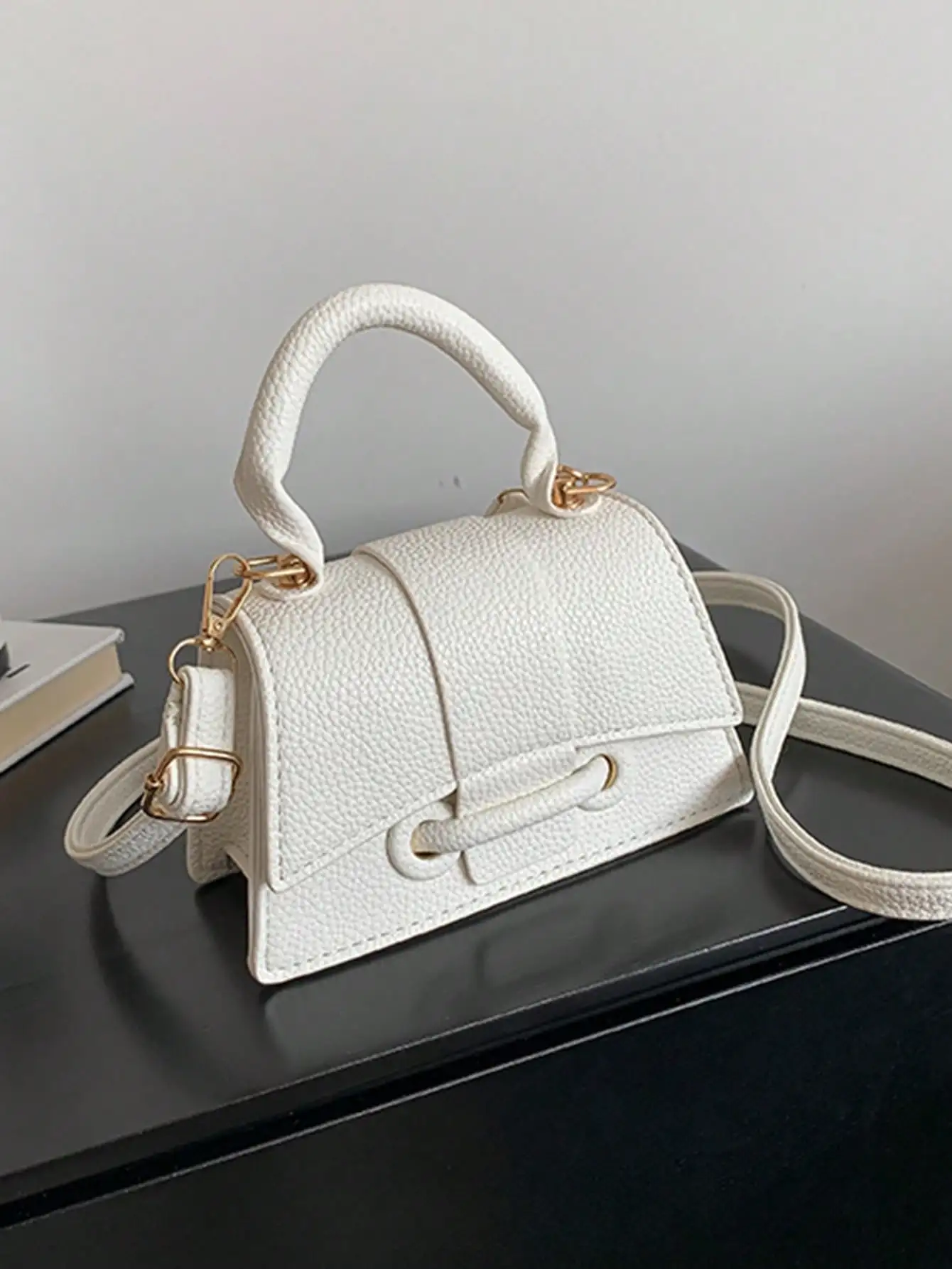 

Миниатюрная белая сумка-кроссбоди с ручкой и золотистой фурнитурой