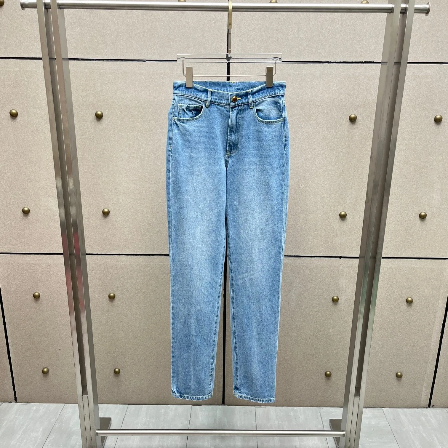 2026 Relaxed Fit Straight-Leg Jeans – Light Wash High-Waisted Denim with Classic Five-Pocket Design & Tapered Ankle Hem