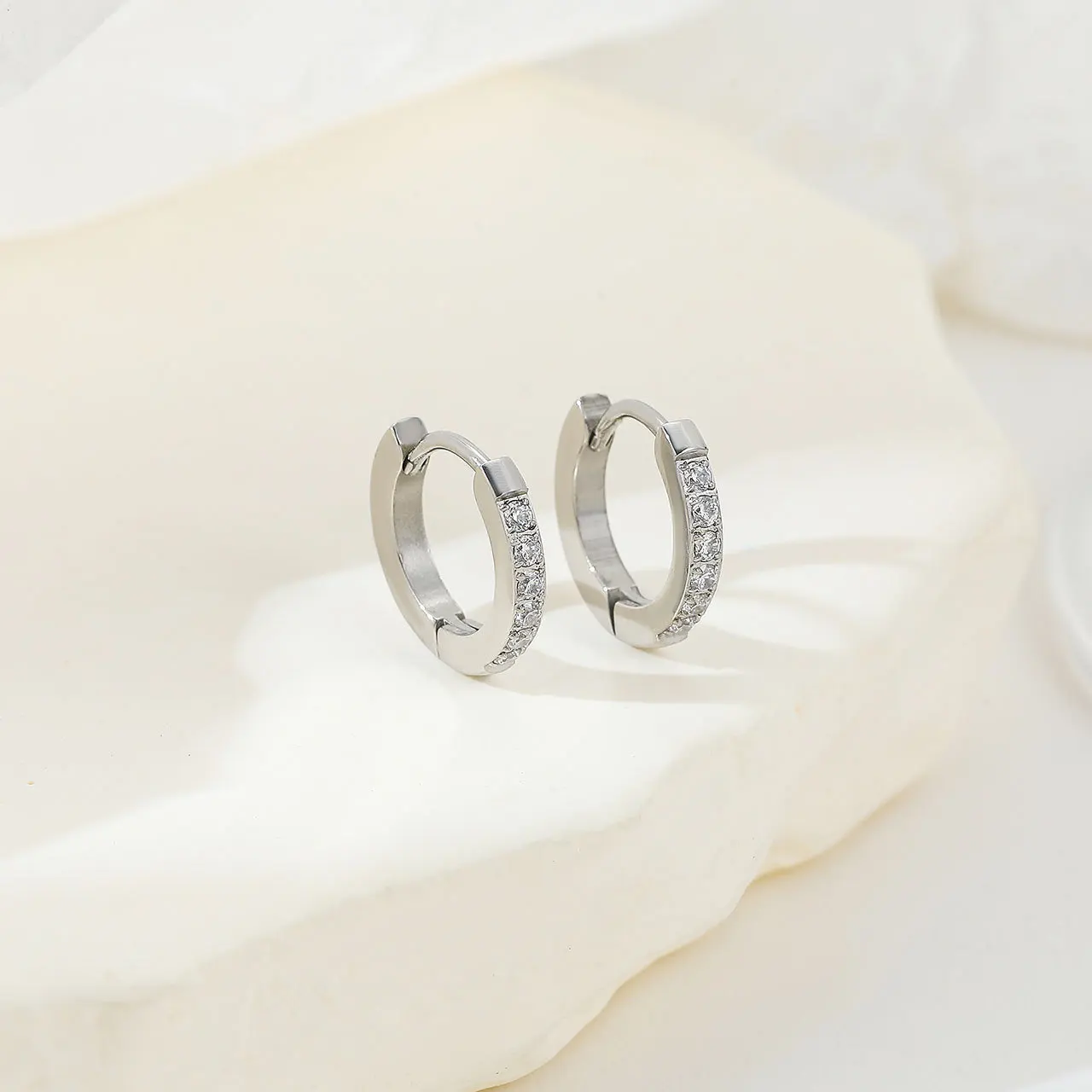 Kristall-Zirkonia Kleiner Knorpel-Creolen-Set aus schwarzem Edelstahl, runder Piercing-Ohrring für Damen, modischer Schmuck-Trend – Detail 6