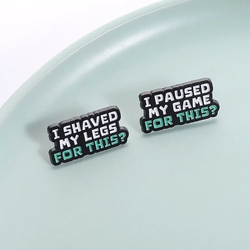 Engraçado inglês frase curta "Eu rasgo minhas pernas para esta/pausa o jogo" broche criativo versátil roupas mochila crachá