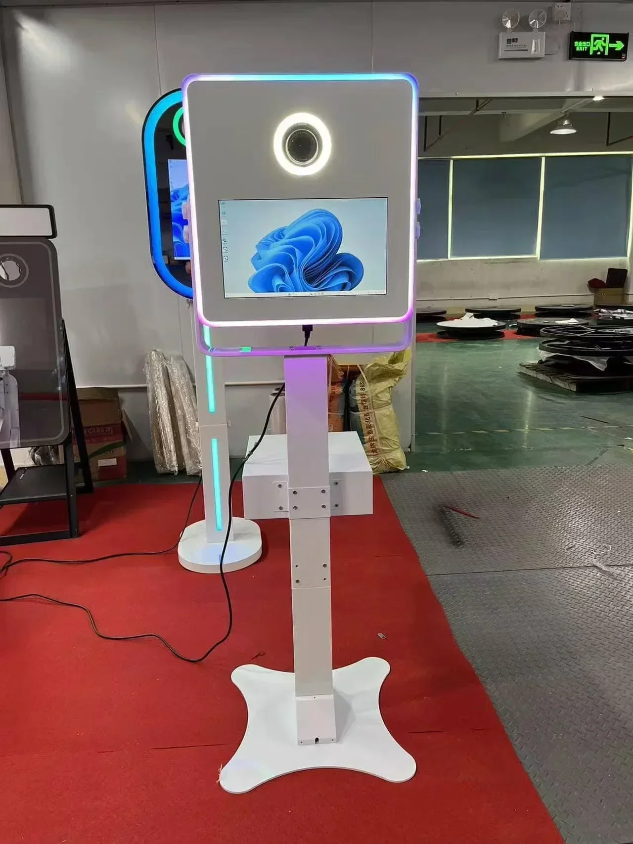 2026 Portable 15.6 Inch Magic Mirror Photo Booth With Camera And Printer Photo Booth Machine Vending Machine