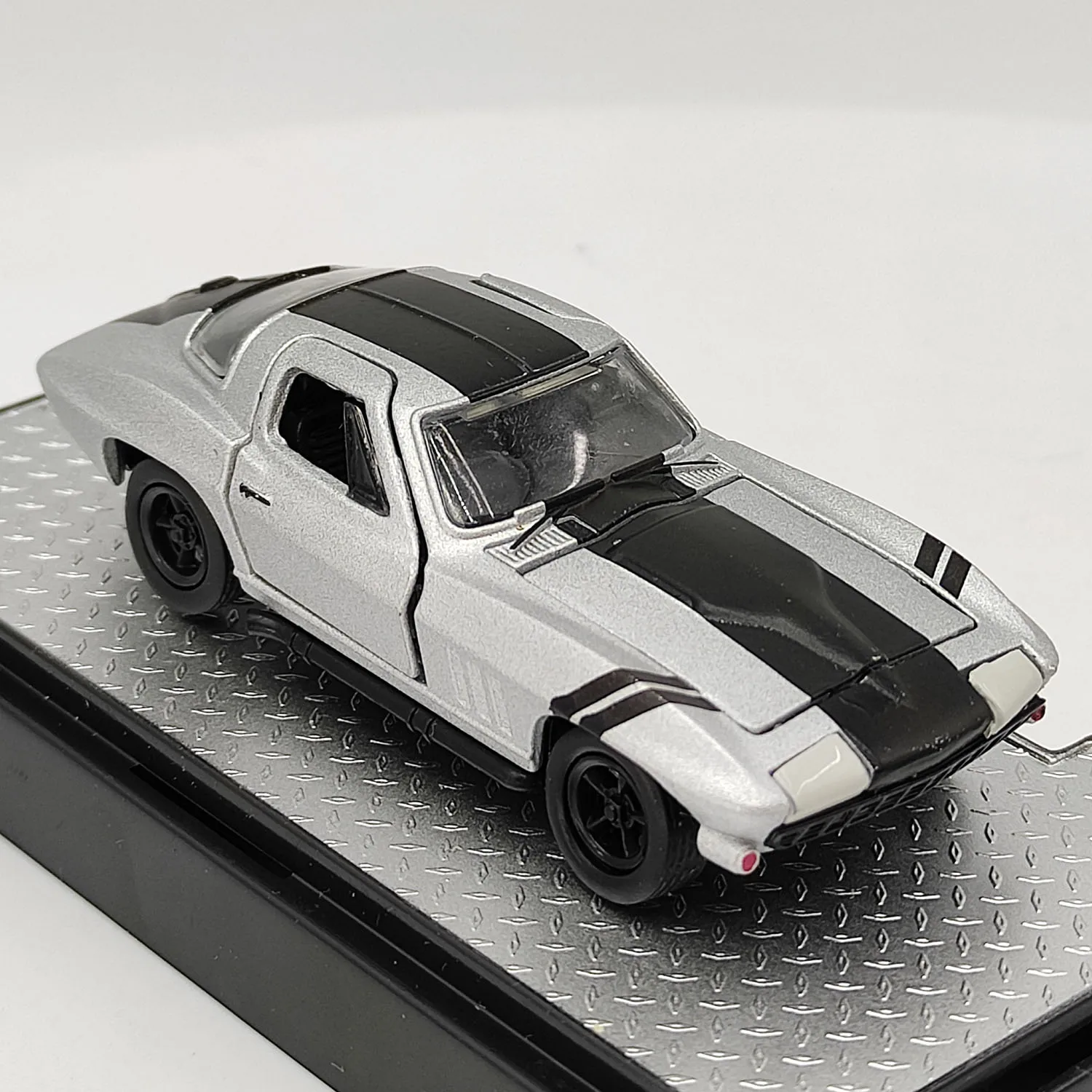 โมเดลรถเหล็กหล่อ M2 สเกล 1/64 ปี 1966 เชฟโรเลต คอร์เวทท์ 427 แบบสามล้อ ทำจากโลหะผสม ของสะสม ของเล่น ของที่ระลึก ของตกแต่ง