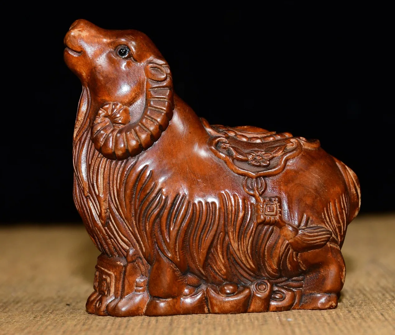 

3"Xizang Folk Collection Old Boxwood Goat statue Yuanbao coin base Amass wealth Ornaments Amulet Dharam Town house Exorcism