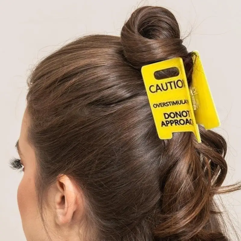 

652F Уникальная заколка для волос с забавным дизайном предупреждающего знака. Идеальный подарок для друзей, коллег и студентов.