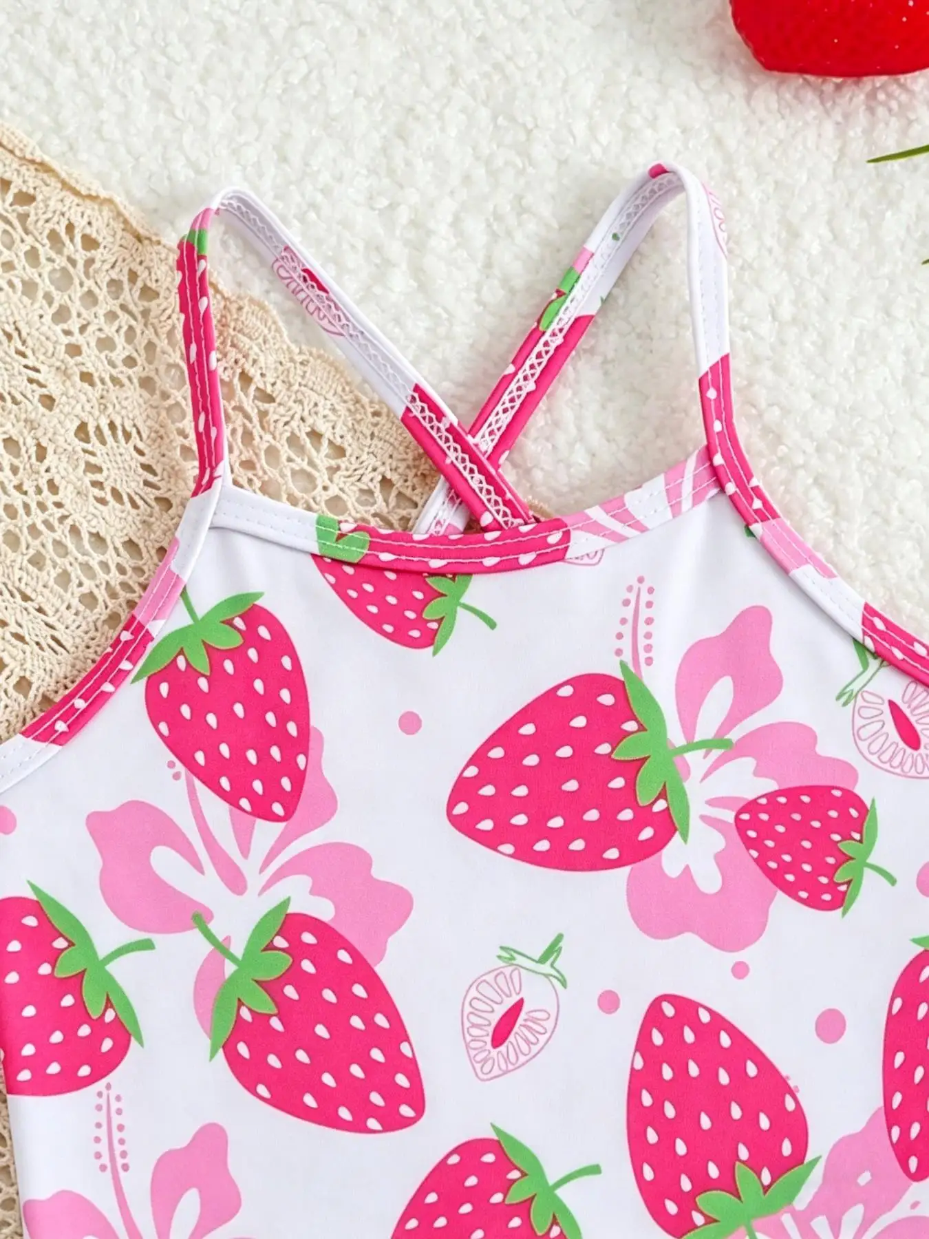 Kinder-Badeanzug mit Erdbeer-Muster und Hosenträgern + doppellagiger Rüschenrock, zweiteiliges Set für Mädchen, Strand-Urlaubs-Badebekleidung, Strand-Baby-Badeanzug-Set, Rot und Rosa, süß, modisch, vielseitig – Detail 8