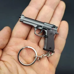 1:4 Skala Alloy M92 Pistolet Mini Gun Metalowy brelok do kluczy Pistolet Rewolwer Strzelanie Brelok do kluczy Fidget Toy Gun Gift Decoration Toys