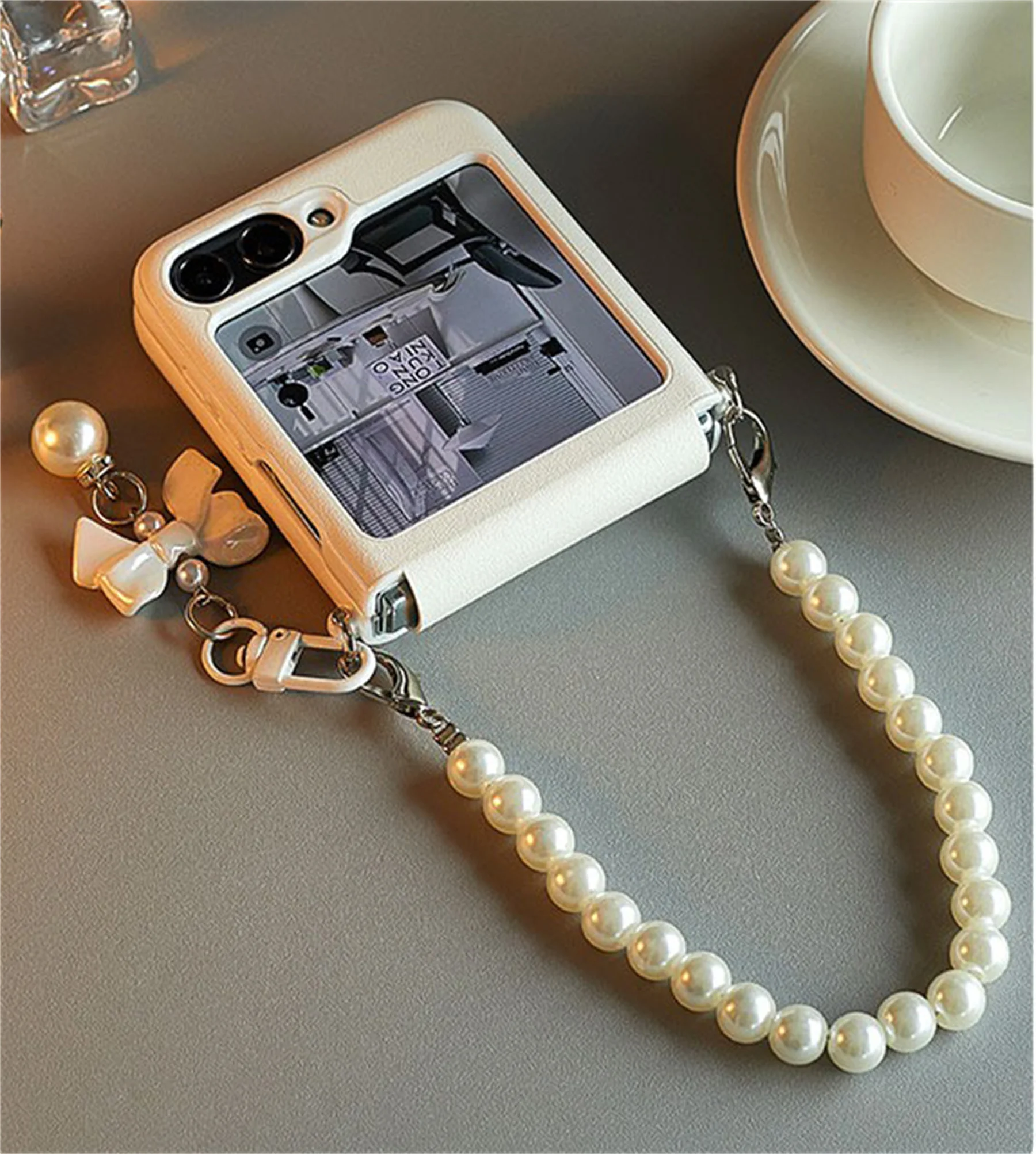 Korean Simple White Phone Case with Portable Pearl Bracelet Bow Pendant for Samsung Galaxy Z Flip5 Zflip6 ZFlip 5 Flip6 Cover