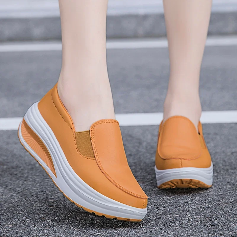 Zapatillas sepatu kerja kulit asli wanita, sepatu kerja sol luar empuk ukuran Plus Wedges tunggal Musim Semi