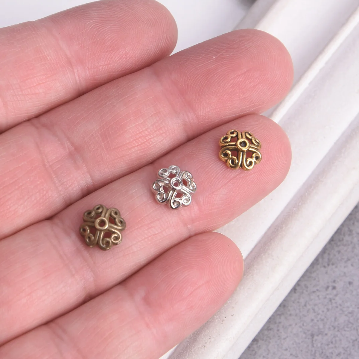 50 sztuk Bronze kolor 8mm kształt kwiatu ze stopu metali koraliki dystansowe luzem koraliki czapki dużo dla wyroby biżuteryjne DIY ustalenia