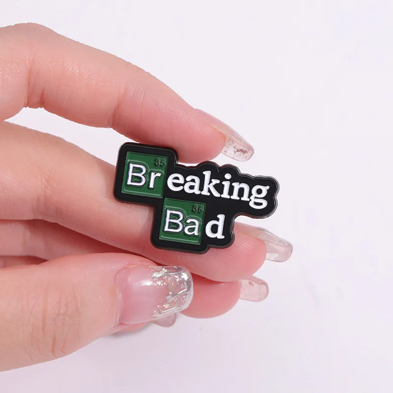Klasyczne przypinki do ubrań z motywami filmowymi, postać z kreskówki Walter White Breaking Bad, emaliowana broszka z literami, ozdoba na ubranie, biżuteria na prezent.