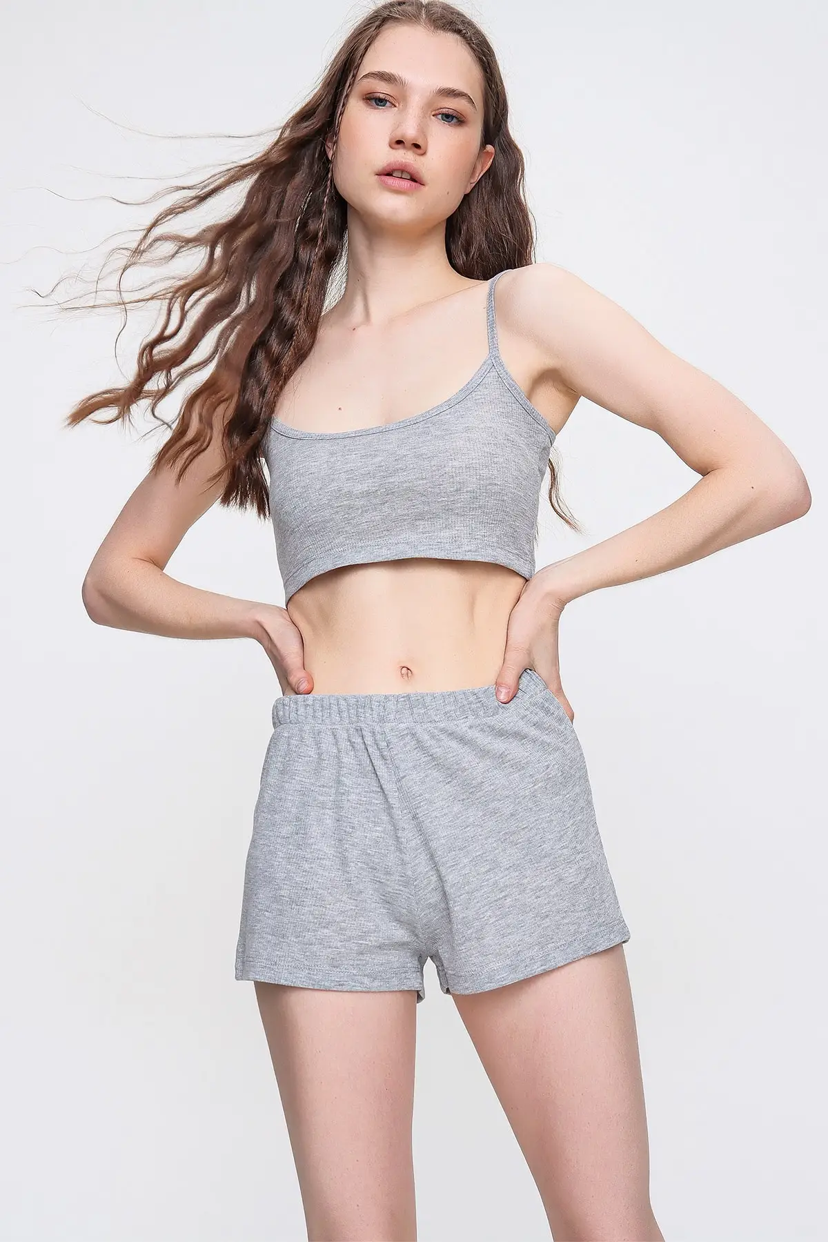 Celana Pendek Crop Tali Gantung Abu-abu Wanita Setelan Atasan Bawah ALC-X6410 Tren Mode Wanita Musim Baru Berkualitas Cantik