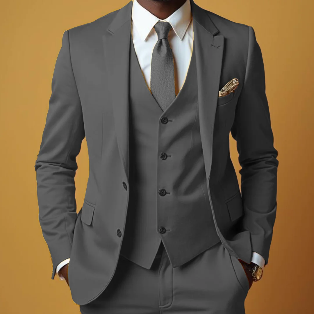 

Мужской костюм из 3 предметов: пиджак на одной пуговице, жилет и брюки. Однотонный, для деловых встреч, свадеб, банкетов и работы.