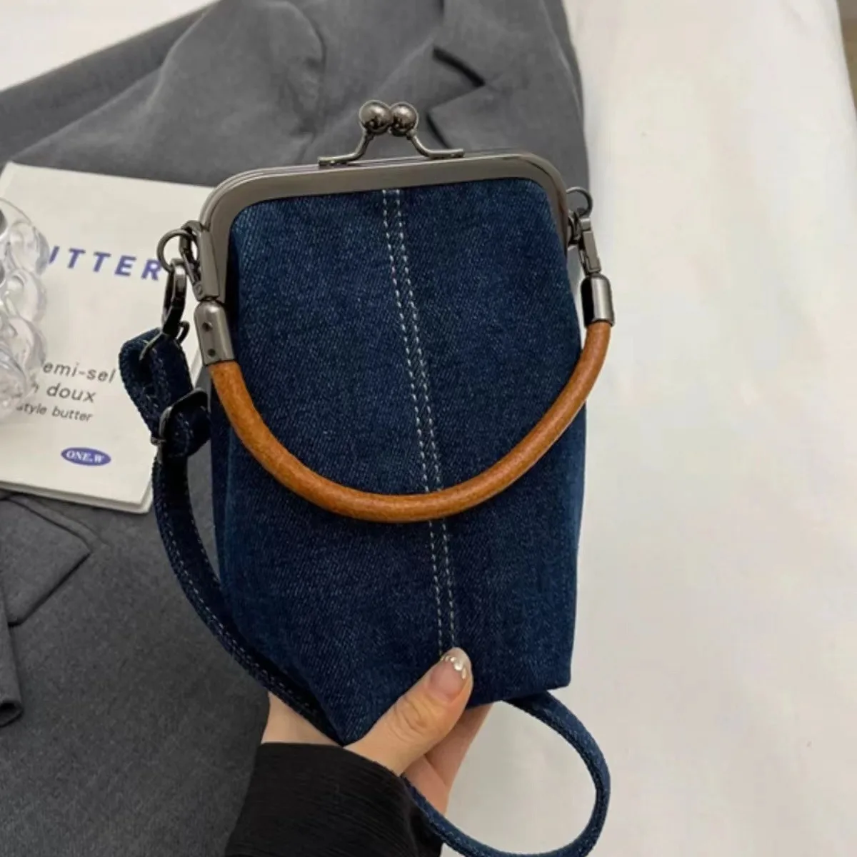 Denim Kiss Lock Mini-Tasche mit Retro-Metallverschluss, trendig und vielseitig für den täglichen Ausflüge, lässige Ausgabe mit klassischer blauer Textur