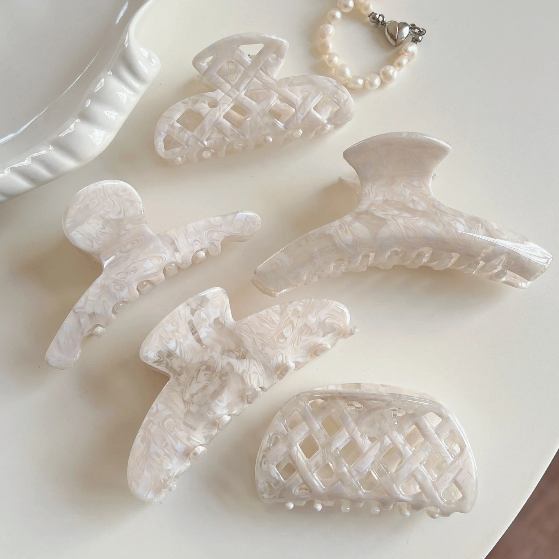 

Korean Woman Luxury White Acetate Hair Claws Ladies Hairpins Hairgrip Headwear Hair Accessories Barrettes Girls Senior Hair Clip