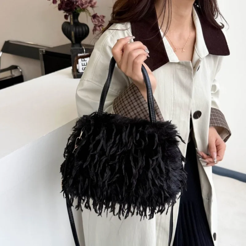 

Elegant Leather Women's Messenger Bag High-End Luxury Chic Lining Trendy Daily Commuter Vintage Casual Bag​