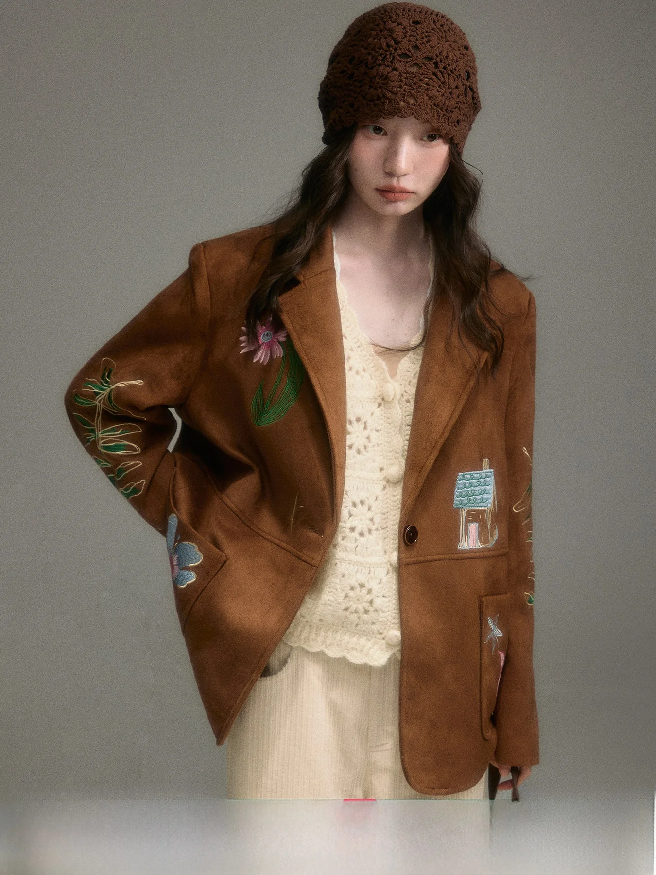 

Оригинальный дизайн Uare: Вышитый замшевый жилет с узором Flird House, женский утепленный костюм с длинными рукавами в университетском стиле