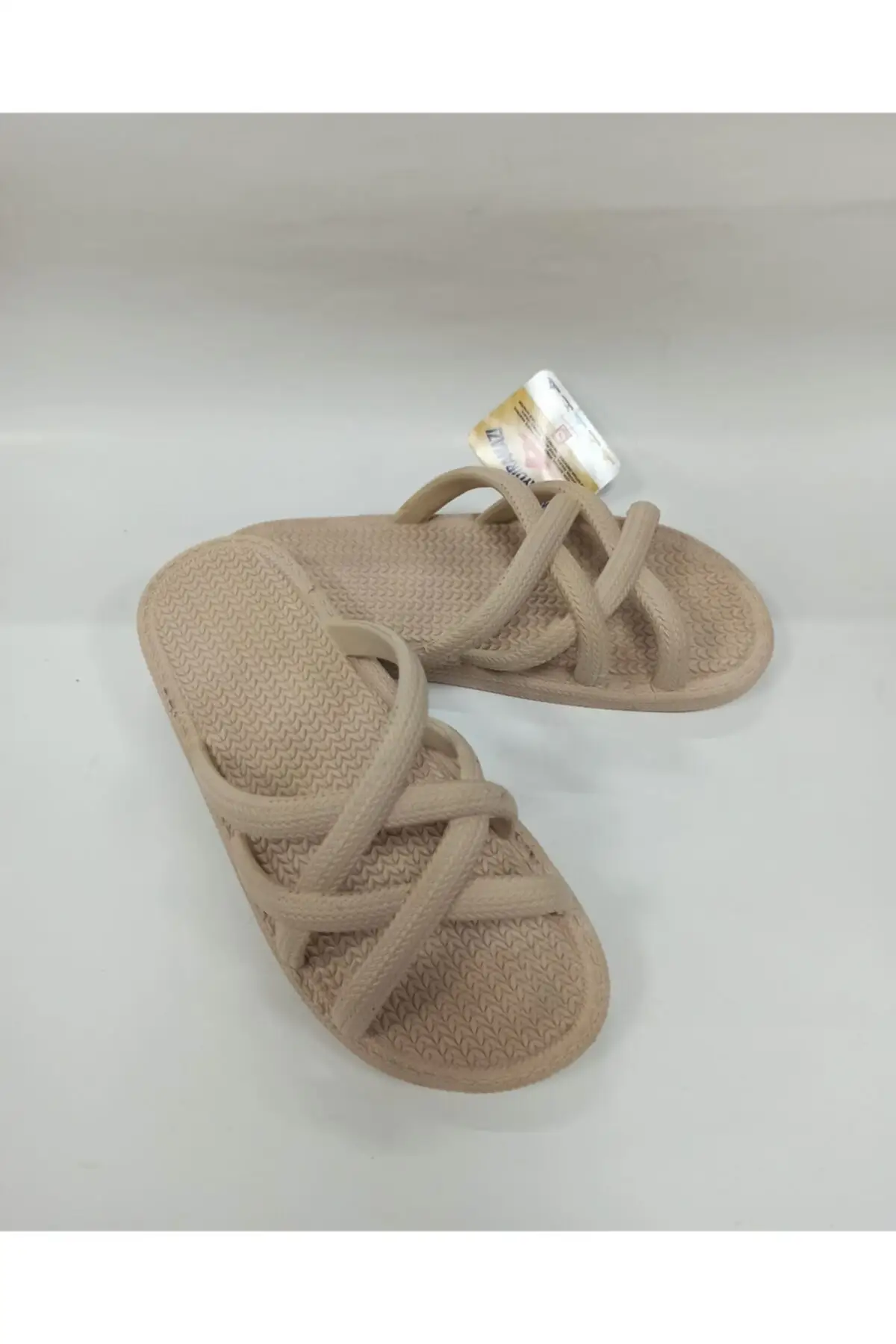 Chinelos femininos de cor bege