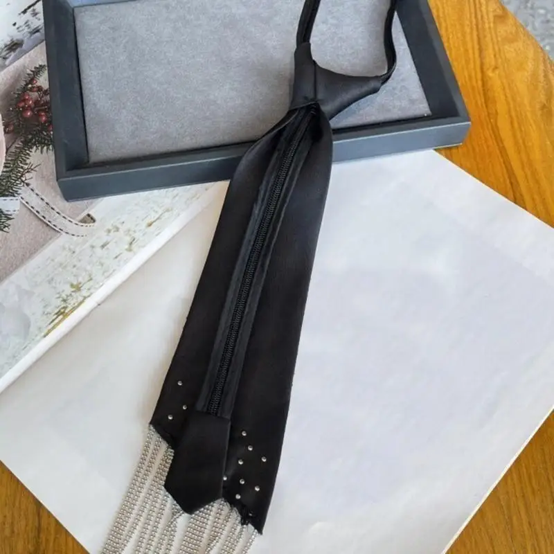 652F ارتداء ربطة عنق سوداء من الحرير مع تفاصيل هامش سوينغ وربطة عنق من اللؤلؤ المقلد لتزيين حفلات الزفاف والمكتب