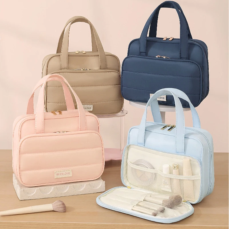 a-bolsa-de-higiene-pessoal-em-tecido-twill-macio-e-uma-solucao-de-armazenamento-perfeita-para-experiencias-de-viagem-refinadas-design-de-camadas-duplas-com-grande-espaco-multiplos-compartimentos-permitindo-armazenamento-organizado-de-maquiagem-produtos-de-cuidados-com-a-pele-pinceis-de-maquiagem-etc-com-um-design-portatil-que-e-conveniente-e-facil-de-transportar-e-um-esquema-de-cores-macaron-multicolorido-que-e-esteticamente-agradavel-E-perfeito-para-deslocamentos-diarios-viagens-curtas-ou-viagens-de-negocios-mantendo-seus-itens-de-beleza-organizados-e-prontos-com-estilo-e-praticidade