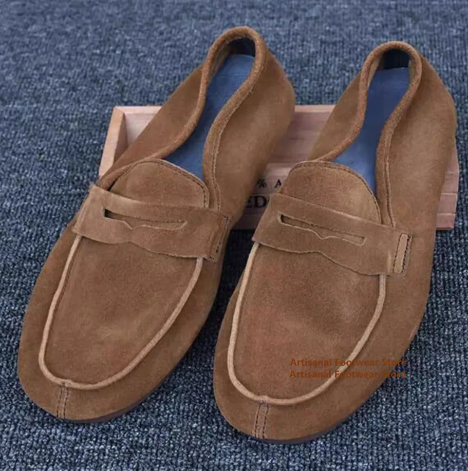 

Мужские лоферы из коричневой замши, без застежек, из натуральной кожи, в британском стиле, с мягкой подошвой, повседневные замшевые туфли, модная мужская обувь